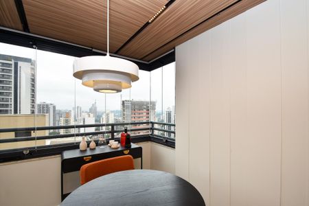Sala de jantar varanda de apartamento para alugar com 1 quarto, 44m² em Pinheiros, São Paulo