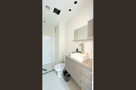 Banheiro de apartamento para alugar com 2 quartos, 34m² em Jardim Sabara, São Paulo