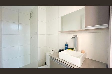 Banheiro de apartamento para alugar com 2 quartos, 34m² em Jardim Sabara, São Paulo