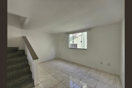 Sala de casa de condomínio à venda com 2 quartos, 70m² em Pechincha, Rio de Janeiro