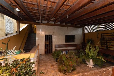 Casa à venda com 198m², 5 quartos e 4 vagas Casa à venda com 198m², 5 quartos e 4 vagasVaranda