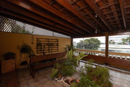 Casa à venda com 198m², 5 quartos e 4 vagas Casa à venda com 198m², 5 quartos e 4 vagasVaranda