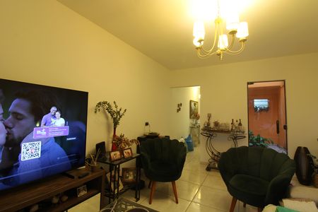 Casa para alugar com 120m², 3 quartos e 2 vagassala