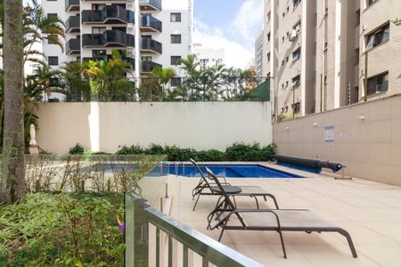 Apartamento à venda com 215m², 4 quartos e 3 vagas Apartamento à venda com 215m², 4 quartos e 3 vagasÁrea comum - Piscina