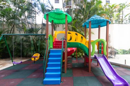 Apartamento à venda com 215m², 4 quartos e 3 vagas Apartamento à venda com 215m², 4 quartos e 3 vagasÁrea comum - Playground
