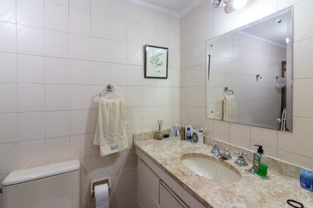 Apartamento à venda com 215m², 4 quartos e 3 vagas Apartamento à venda com 215m², 4 quartos e 3 vagasBanheiro da Suíte 2