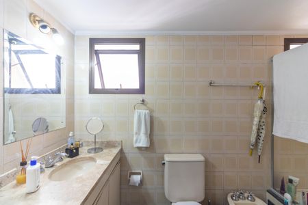 Apartamento à venda com 215m², 4 quartos e 3 vagas Apartamento à venda com 215m², 4 quartos e 3 vagasBanheiro da Suíte 4