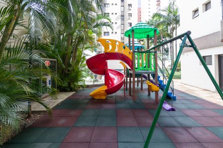 Apartamento à venda com 215m², 4 quartos e 3 vagas Apartamento à venda com 215m², 4 quartos e 3 vagasÁrea comum - Playground