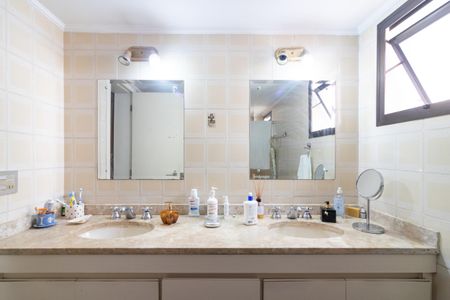 Apartamento à venda com 215m², 4 quartos e 3 vagas Apartamento à venda com 215m², 4 quartos e 3 vagasBanheiro da Suíte 4