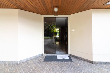 Apartamento à venda com 215m², 4 quartos e 3 vagas Apartamento à venda com 215m², 4 quartos e 3 vagasEntrada