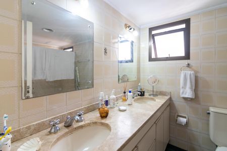 Apartamento à venda com 215m², 4 quartos e 3 vagas Apartamento à venda com 215m², 4 quartos e 3 vagasBanheiro da Suíte 4