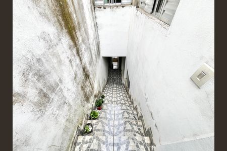 Casa à venda com 80m², 4 quartos e 6 vagas Casa à venda com 80m², 4 quartos e 6 vagasEscada