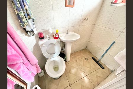 Casa à venda com 80m², 4 quartos e 6 vagas Casa à venda com 80m², 4 quartos e 6 vagasBanheiro 2
