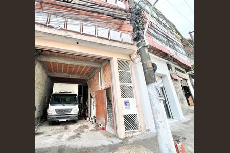 Casa à venda com 80m², 4 quartos e 6 vagas Casa à venda com 80m², 4 quartos e 6 vagasFachada / Garagem / Placa