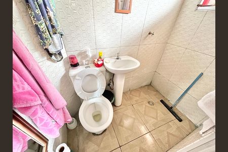 Casa à venda com 80m², 4 quartos e 6 vagas Casa à venda com 80m², 4 quartos e 6 vagasBanheiro 2