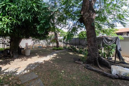 Casa à venda com 1832m², 4 quartos e 6 vagas Casa à venda com 1832m², 4 quartos e 6 vagasQuintal