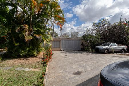 Casa à venda com 1832m², 4 quartos e 6 vagas Casa à venda com 1832m², 4 quartos e 6 vagasGaragem
