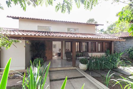 Casa à venda com 1832m², 4 quartos e 6 vagas Casa à venda com 1832m², 4 quartos e 6 vagasFachada