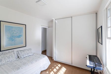 Casa à venda com 1832m², 4 quartos e 6 vagas Casa à venda com 1832m², 4 quartos e 6 vagasQuarto 2