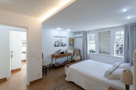 Casa à venda com 1832m², 4 quartos e 6 vagas Casa à venda com 1832m², 4 quartos e 6 vagasSuíte