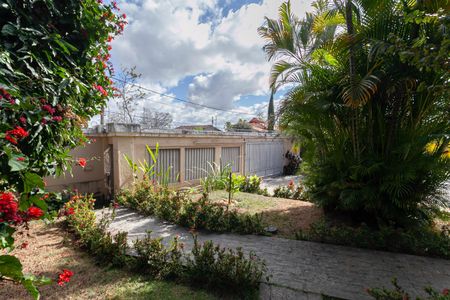 Casa à venda com 1832m², 4 quartos e 6 vagas Casa à venda com 1832m², 4 quartos e 6 vagasQuintal
