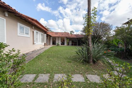 Casa à venda com 1832m², 4 quartos e 6 vagas Casa à venda com 1832m², 4 quartos e 6 vagasQuintal