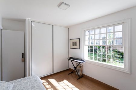 Casa à venda com 1832m², 4 quartos e 6 vagas Casa à venda com 1832m², 4 quartos e 6 vagasQuarto 2