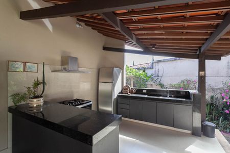 Casa à venda com 1832m², 4 quartos e 6 vagas Casa à venda com 1832m², 4 quartos e 6 vagasÁrea gourmet
