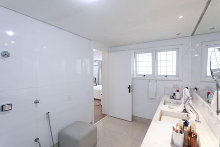 Casa à venda com 1832m², 4 quartos e 6 vagas Casa à venda com 1832m², 4 quartos e 6 vagasBanheiro da suíte