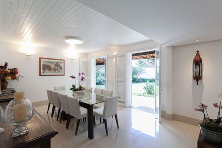 Casa à venda com 1832m², 4 quartos e 6 vagas Casa à venda com 1832m², 4 quartos e 6 vagasSala de jantar