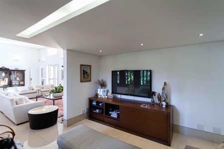 Casa à venda com 1832m², 4 quartos e 6 vagas Casa à venda com 1832m², 4 quartos e 6 vagasSala 2