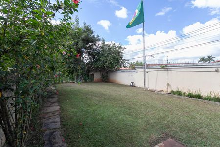 Casa à venda com 1832m², 4 quartos e 6 vagas Casa à venda com 1832m², 4 quartos e 6 vagasQuintal