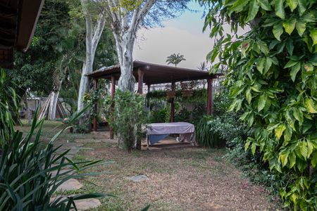 Casa à venda com 1832m², 4 quartos e 6 vagas Casa à venda com 1832m², 4 quartos e 6 vagasQuintal