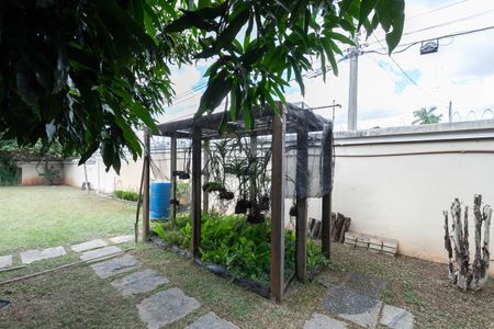 Casa à venda com 1832m², 4 quartos e 6 vagas Casa à venda com 1832m², 4 quartos e 6 vagasQuintal