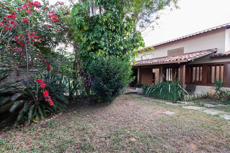 Casa à venda com 1832m², 4 quartos e 6 vagas Casa à venda com 1832m², 4 quartos e 6 vagasFachada