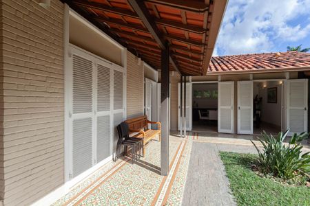 Casa à venda com 1832m², 4 quartos e 6 vagas Casa à venda com 1832m², 4 quartos e 6 vagasQuintal