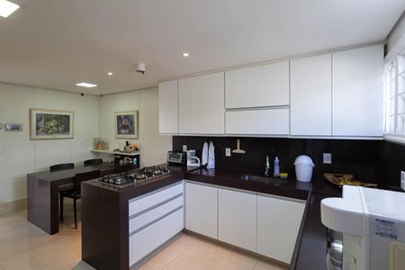 Casa à venda com 1832m², 4 quartos e 6 vagas Casa à venda com 1832m², 4 quartos e 6 vagasCozinha