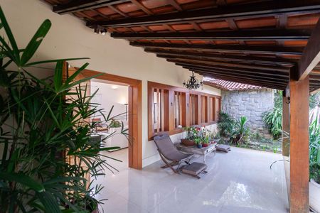 Casa à venda com 1832m², 4 quartos e 6 vagas Casa à venda com 1832m², 4 quartos e 6 vagasVaranda