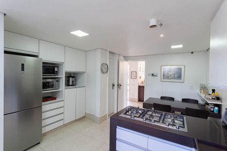 Casa à venda com 1832m², 4 quartos e 6 vagas Casa à venda com 1832m², 4 quartos e 6 vagasCozinha