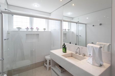 Casa à venda com 1832m², 4 quartos e 6 vagas Casa à venda com 1832m², 4 quartos e 6 vagasBanheiro social