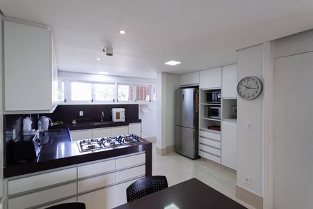 Casa à venda com 1832m², 4 quartos e 6 vagas Casa à venda com 1832m², 4 quartos e 6 vagasCozinha