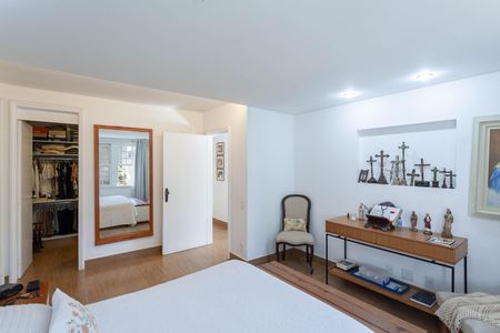 Casa à venda com 1832m², 4 quartos e 6 vagas Casa à venda com 1832m², 4 quartos e 6 vagasSuíte