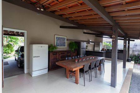 Casa à venda com 1832m², 4 quartos e 6 vagas Casa à venda com 1832m², 4 quartos e 6 vagasÁrea gourmet