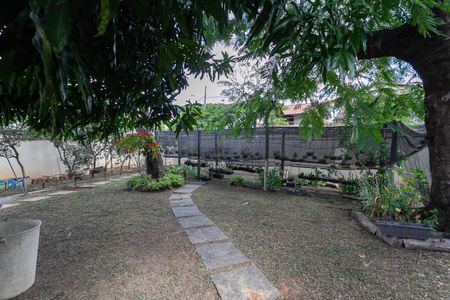 Casa à venda com 1832m², 4 quartos e 6 vagas Casa à venda com 1832m², 4 quartos e 6 vagasQuintal