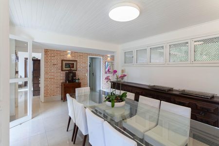 Casa à venda com 1832m², 4 quartos e 6 vagas Casa à venda com 1832m², 4 quartos e 6 vagasSala de jantar