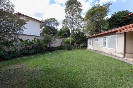 Casa à venda com 1832m², 4 quartos e 6 vagas Casa à venda com 1832m², 4 quartos e 6 vagasQuintal