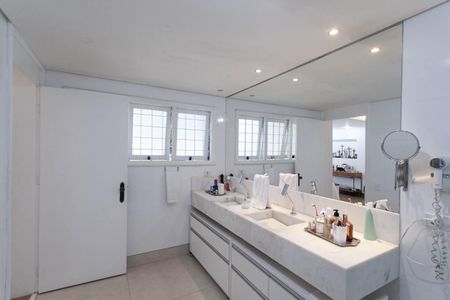 Casa à venda com 1832m², 4 quartos e 6 vagas Casa à venda com 1832m², 4 quartos e 6 vagasBanheiro da suíte