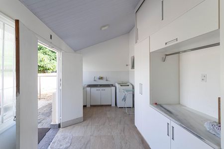 Casa à venda com 1832m², 4 quartos e 6 vagas Casa à venda com 1832m², 4 quartos e 6 vagasÁrea de serviço