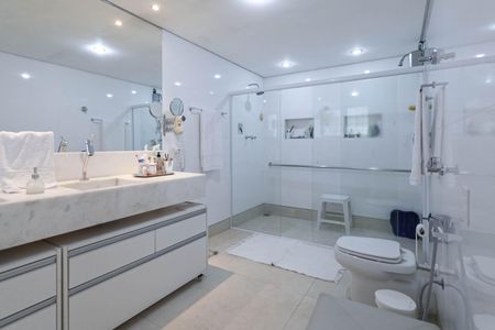 Casa à venda com 1832m², 4 quartos e 6 vagas Casa à venda com 1832m², 4 quartos e 6 vagasBanheiro da suíte