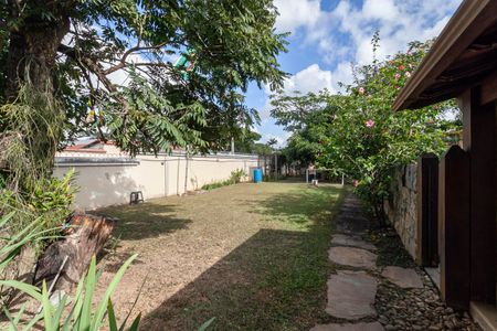 Casa à venda com 1832m², 4 quartos e 6 vagas Casa à venda com 1832m², 4 quartos e 6 vagasQuintal